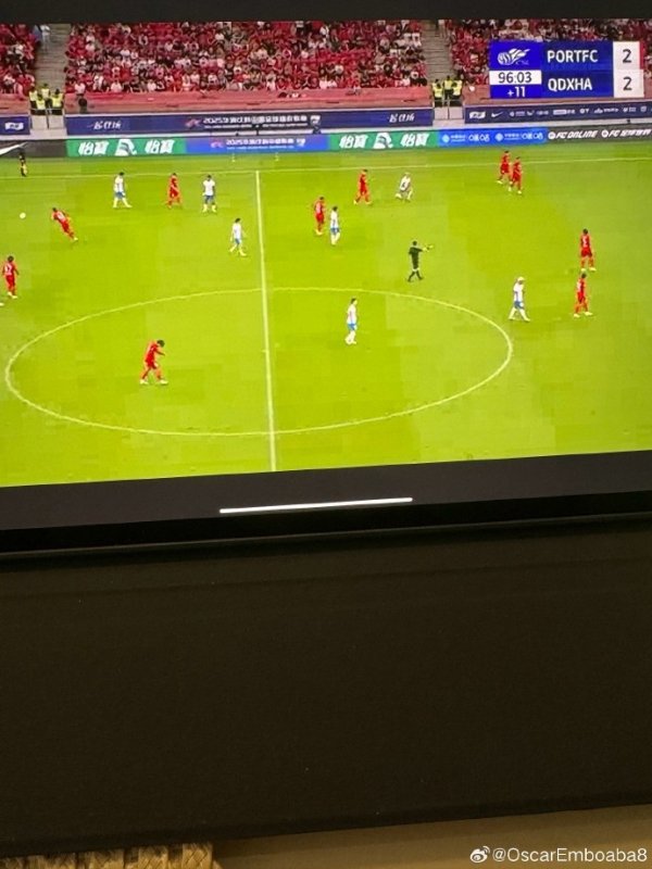 奥斯卡晒照不雅看海港比赛：默然给我的兄弟们加油⚽️