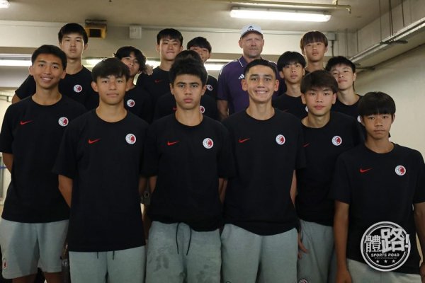 曼联名宿舒梅切尔在香港出席活动，现场带领100名小学生踢球