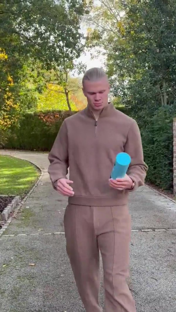 哈兰德整活展示英超9月最好球员奖杯：合适漫衍的晴天气