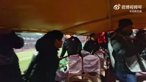 冲超告捷！辽宁铁东谈主赛后花车巡游，主帅李金羽与球迷热诚互动