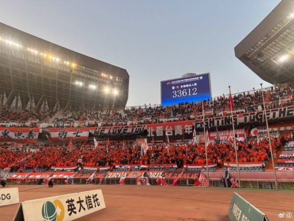 中超第28轮焦点战，泰山主场对海港，现场不雅赛东谈主数33612东谈主
