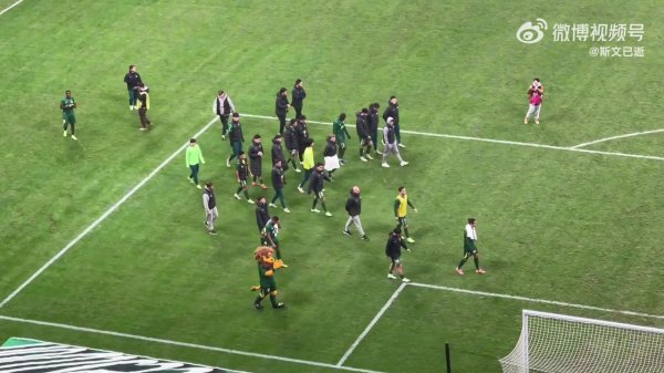 主场2-4不敌海牛，国安球员赛后谢场遭工体球迷多半嘘声