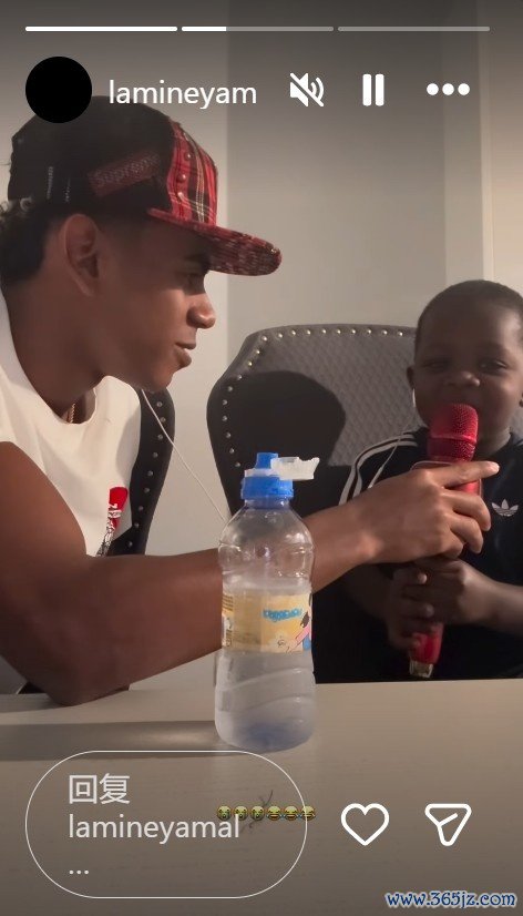 体验唱K的嗅觉!亚马尔社媒晒和年幼弟弟互动视频