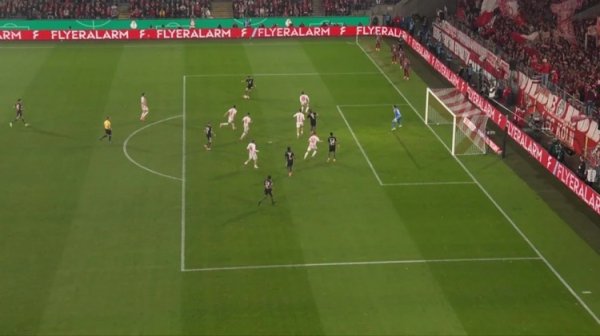 拜仁因误判赢利！埃贝尔：担忧边裁智力退化，支援更早启用VAR