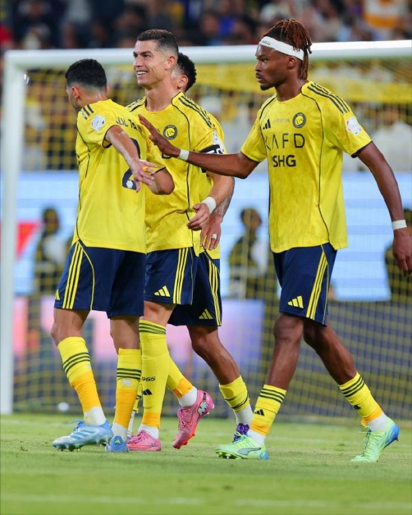 5:1！C罗双响+7场7球，昔时金童满血回生，利雅得告成3连胜登顶