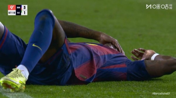 拉什福德冲破中与对方球员相撞灾荒倒地，裁判莫得示意