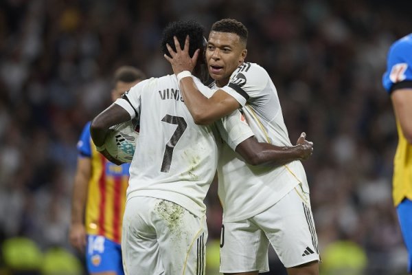 马卡：维尼修斯罚点球让姆巴佩错失戴帽的契机，后者礼聘千里默