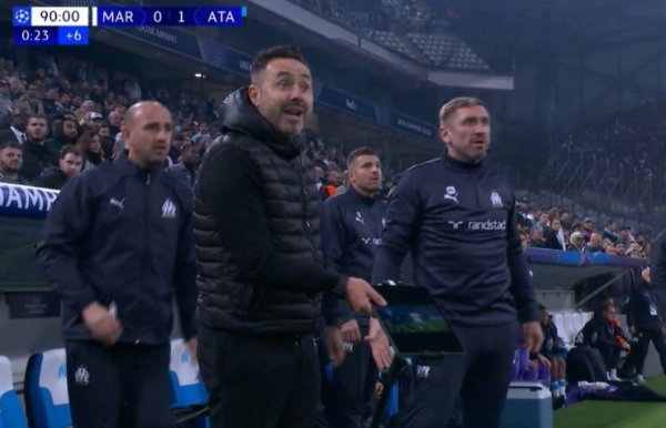 以为亚特兰大手球在先，德泽尔比手执平板中的视频回放向裁判表面