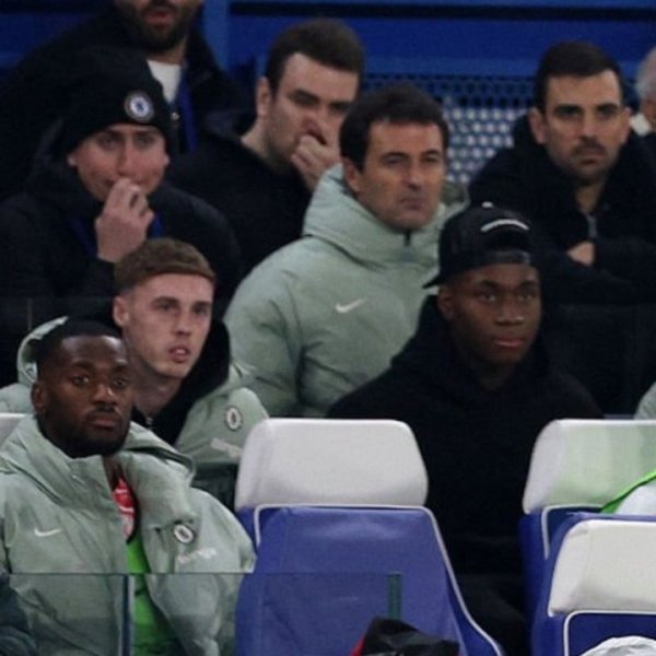 寒王早些追想💙切尔西万古辰0-0，导播将镜头给到伤缺的帕尔默