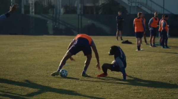 初生牛犊不怕虎！多库17岁时曾与孔帕尼单挑，东谈主仰马翻的师徒对决