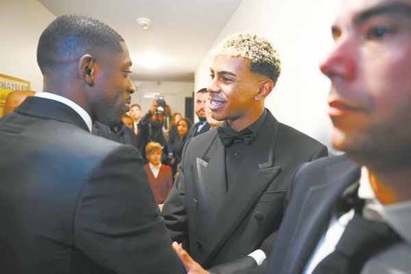 登贝莱摘“金球”，天下足坛迎“新王”