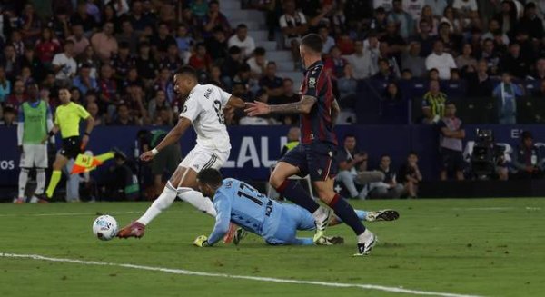 姆巴佩杀疯了：2分钟双响 西甲40战38球！搂着龙哥笑着花