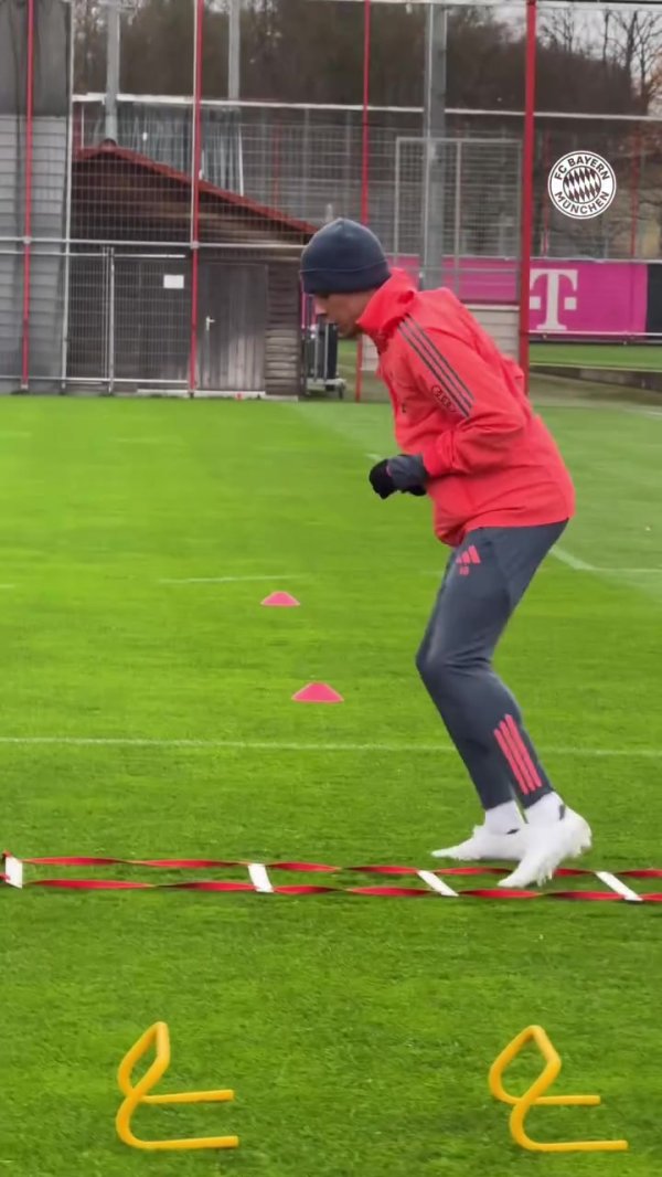 朝着复出迈进！拜仁社媒晒穆西亚拉有球侦查视频