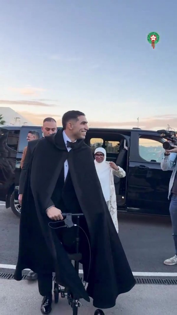 脚踝受伤，阿什拉夫骑特制滑板车出席非洲足球琢磨会受奖仪式