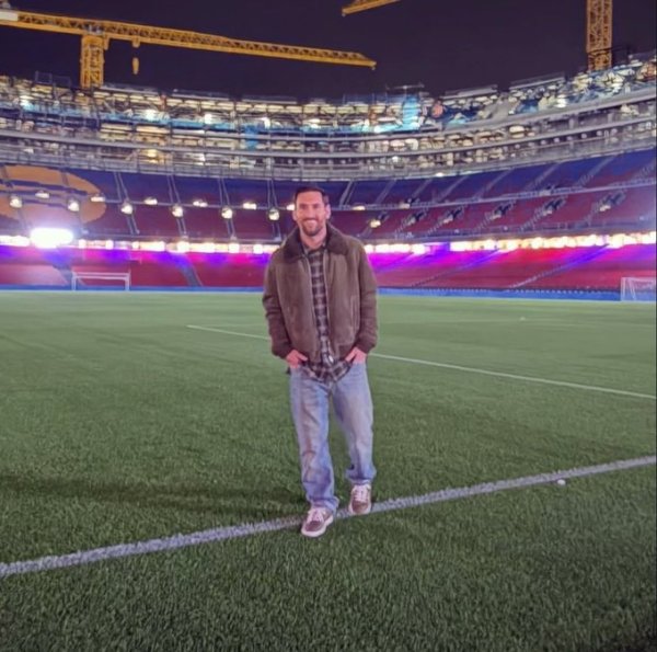 致意诺坎普国王！比赛第10分钟，巴萨球迷高喊梅西名字