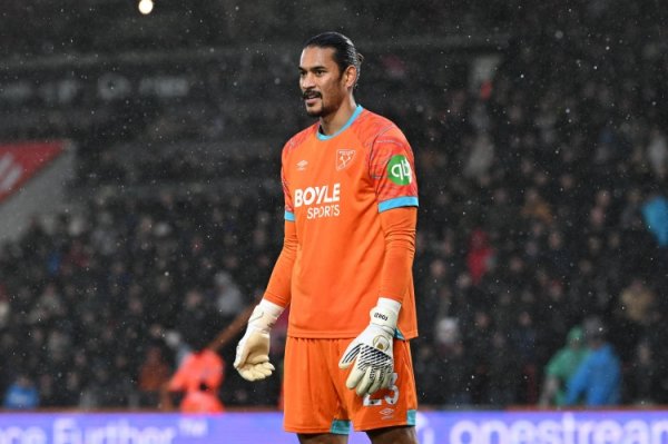 太夸张了！西汉姆门将阿雷奥拉单场10扑救+1助攻，险些个个是神扑