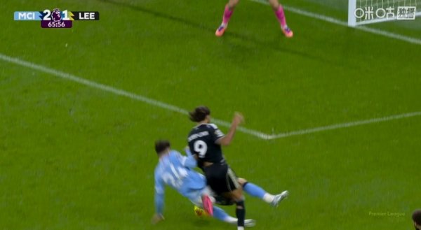曼城连丢两球！格瓦迪奥尔飞铲送黄点套餐，恩梅查失点但补射打进