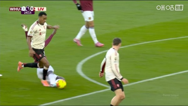 赫拉芬贝赫禁区外被铲倒，主裁默示没犯规比赛陆续